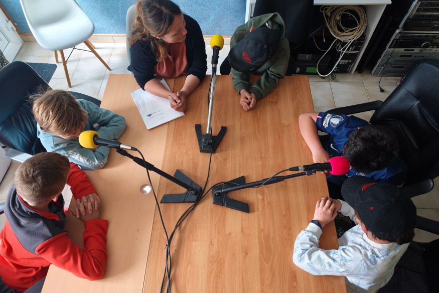 Ateliers radio : Les jeunes du centre de loisirs UFOLEP d'Eurre s'emparent des ondes de radio Zig zag pour la planète.
